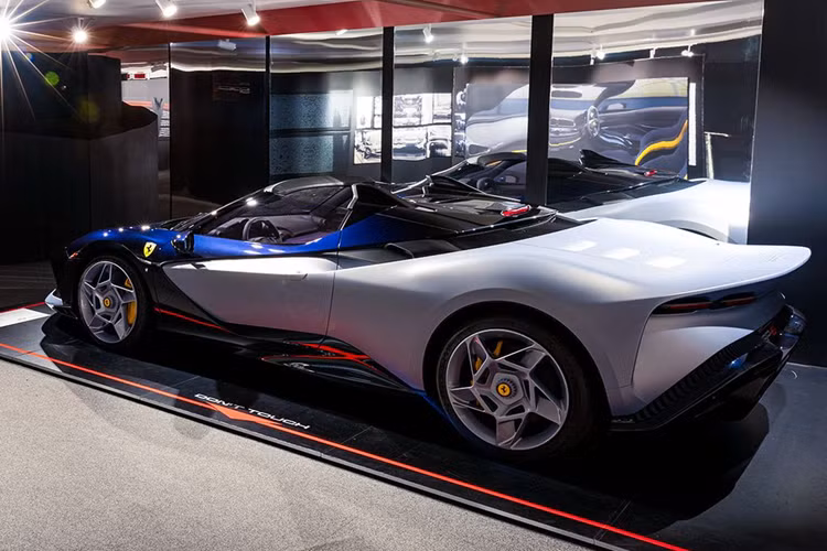 Cung cấp sức mạnh cho siêu xe Ferrari SP-8 vẫn là khối động cơ V8 twin-turbo dung tích 3.9L giống với Ferrari F8 Spider. Sức mạnh này sản sinh ra công suất tối đa 720 mã lực và mô-men xoắn cực đại 770 Nm. Động cơ đi kèm với hộp số ly hợp kép 7 cấp, giúp chiếc xe có thể tăng tốc từ 0 lên 100 km/h chỉ trong 2,9 giây, trước khi đạt tốc độ tối đa 340 km/h.