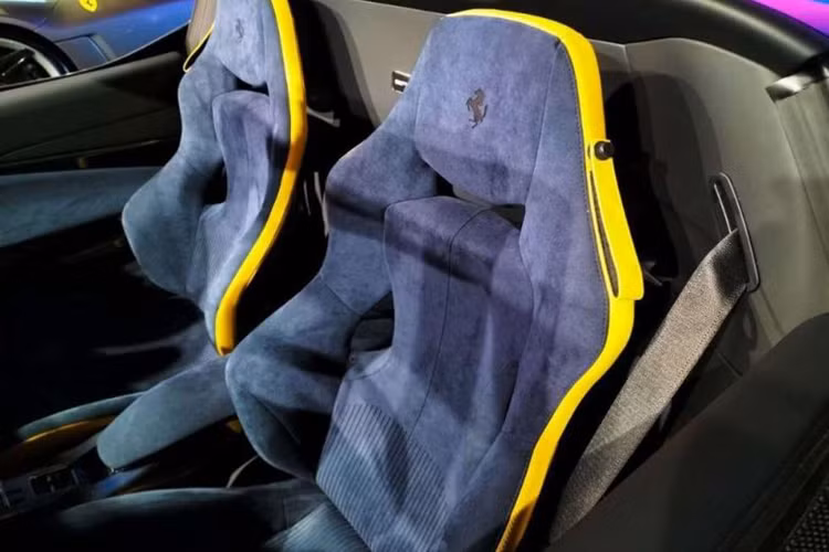 Cụm đèn trước của Ferrari SP-8 được thiết kế lại hoàn toàn, trong khi cụm đèn hậu được thừa hưởng từ mẫu Ferrari Roma. Kính chắn gió và cửa ống xả lại được thừa hưởng từ chiếc 296 GTB. Bộ mâm 5 chấu được lấy cảm hứng từ huyền thoại Ferrari F40 với bề mặt hoàn thiện màu xám mờ Grigio NART.