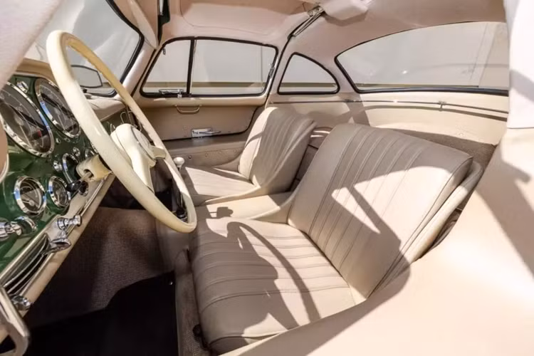 Điều gì khiến chiếc Mercedes-Benz 300SL Gullwing sắp đấu giá đắt như vậy? Trước hết, đây là một ví dụ được phục chế tinh xảo với lịch sử được ghi chép lại. Được Quỹ Indianapolis Motor Speedway mua lại vào năm 1973, chiếc Gullwing đã được phục chế tháo rời thân xe vào cuối những năm 2000.