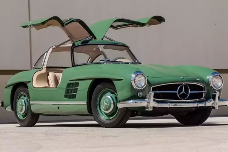 Nhưng nếu là nhà sưu tập xe lão luyện, chiếc xe Mercedes-Benz 300SL Gullwing đời 1955 này dự kiến sẽ được bán đấu giá tại Monterey 2024 của Mecum vào ngày 17/8, sẽ là 1 món đồ có giá trị rất lớn trong garage xe. Theo đơn vị đấu giá, họ ước tính chiếc xe này có giá từ 2 đến 2,5 triệu đô la (tương đương 48 đến 59 tỷ đồng).