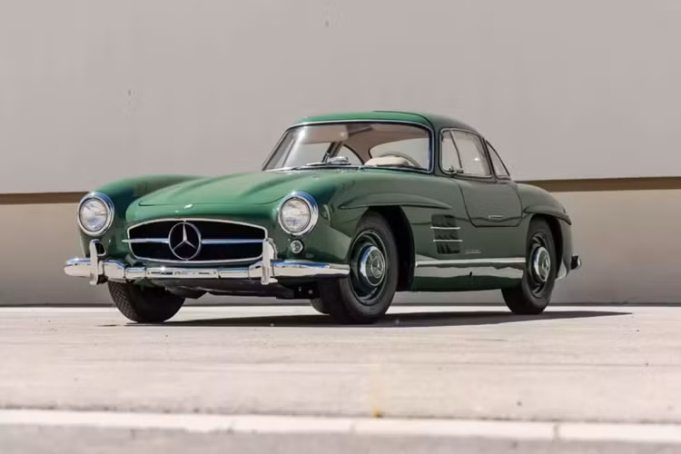 Nếu có 2 triệu đô la để chi cho các món đồ xa xỉ, liệu bạn có dám mua chiếc xe Mercedes-Benz đã được sản xuất từ 70 năm trước, câu trả lời còn tùy thuộc vào độ đam mê, hiểu biết,và sự chịu chơi... vì rất có thể, vẻ cổ điển và lý lịch của dòng xe Mercedes-Benz 300SL Gullwing huyền thoại có thể làm bạn say mê hơn nhiều siêu xe khác.