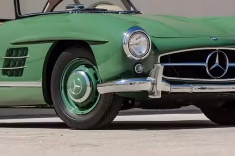 W194 được kế nhiệm bởi 300 SLR vào năm 1955, nhưng quá trình phát triển của nó cũng đã tạo ra một mẫu xe sản xuất hợp pháp trên đường vào năm 1954, mang tên gọi 300SL Gullwing.