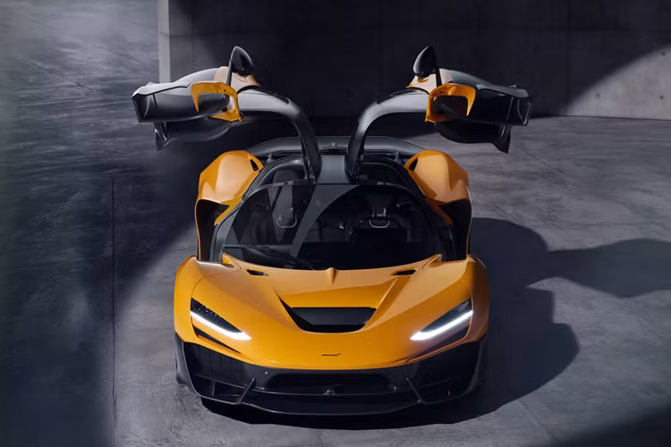 Chỉ riêng các thông số sức mạnh đã đủ để khẳng định rằng McLaren W1 là siêu xe vô cùng đặc biệt. Với hệ thống truyền động V8 hybrid, W1 cung cấp cho người cầm lái một nguồn năng lượng với tổng công suất lên đến 1.275 mã lực (938 kW) và mô-men xoắn cực đại 1.340 Nm, mạnh mẽ nhất trong số tất cả mọi mẫu xe mà hãng Anh Quốc từng sản xuất.