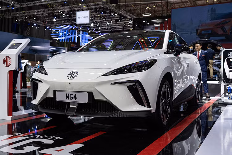 Về các trang bị an toàn, mẫu xe này được tích hợp hệ thống hỗ trợ người lái MG Pilot với nhiều tính năng như cảnh báo tiềm ẩn va chạm, hỗ trợ giữ làn đường khẩn cấp, cảnh báo buồn ngủ…