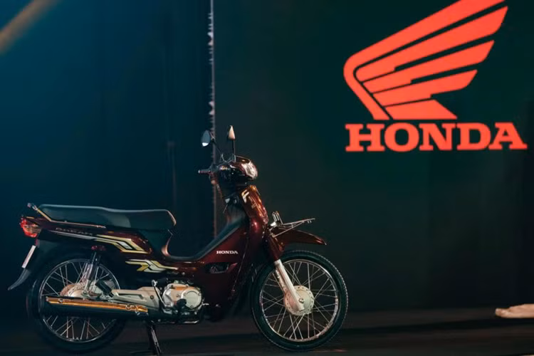 Ở thế hệ mới, Honda Dream 125 vẫn sở hữu ngoại hình cổ điển đặc trưng nhưng đã được bổ sung một số trang bị cùng cách phối màu hài hòa, hiện đại hơn. Xe được trang bị màn hình hiển thị thông tin mới, đèn báo trên Honda Dream 125 2025 cũng được thiết kế lại với đồ họa nhìn sống động hơn.