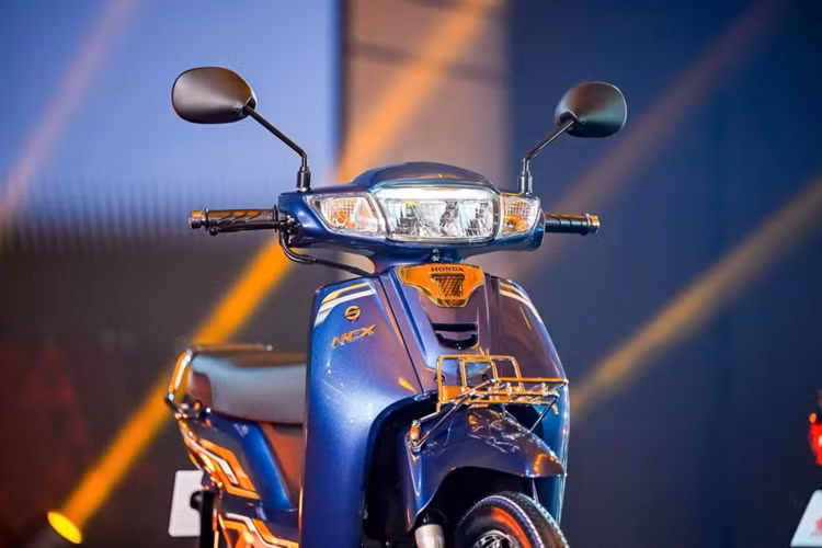 Honda Dream 125 2025 dùng phanh tang trống, phần ống xả có thêm ốp bảo vệ mạ chrome. Bên dưới yên xe có hộc chứa đồ, mở bằng chìa khóa cơ. Hệ thống treo kép đem lại hành trình thoải mái hơn.