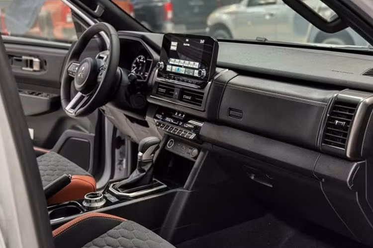 Về trang bị an toàn, khả năng cao Mitsubishi Triton 2025 sẽ sở hữu gói hỗ trợ lái xe nâng cao ADAS với các tính năng như: cảnh báo va chạm sớm, cảnh báo làn đường hay ga tự động thích ứng, camera 360 độ, hệ thống cảm biến va chạm có ở phía trước và sau.