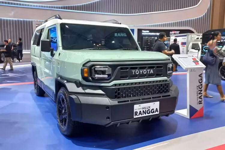  Toyota Hilux Champ 2025 mới là mẫu xe bán tải thương mại đã lần đầu tiên trình làng tại thị trường Thái Lan vào năm 2023. Ra đời từ Toyota Hilux quen thuộc, mẫu xe này được định vị thấp hơn như lựa chọn rẻ hơn và đơn giản hơn.