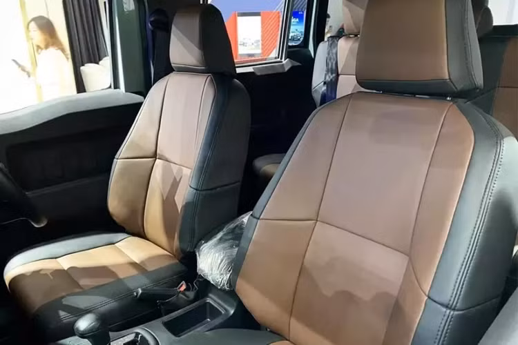 Mẫu SUV mới của hãng Toyota ở thị trường Indonesia được trang bị không gian nội thất 3 hàng ghế với 7 chỗ ngồi. Để phù hợp với tiêu chuẩn dành cho xe du lịch, mẫu SUV này sẽ được bổ sung những trang bị như màn hình thông tin giải trí, hỗ trợ kết nối Android Auto/Apple CarPlay và dây đai an toàn.