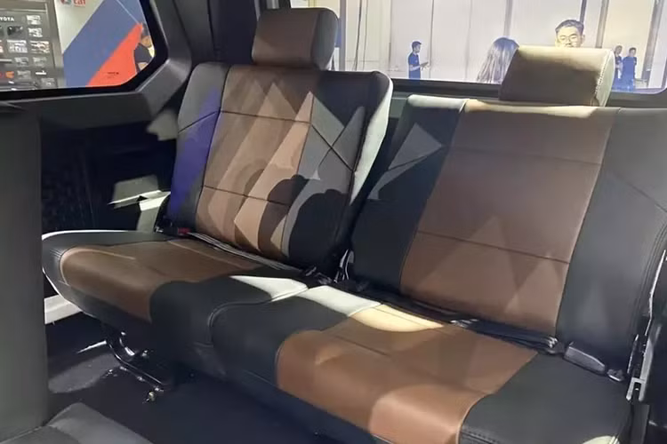 Chưa hết, xe còn được trang bị ghế bọc da phối 2 màu, có tính năng ngả về phía sau. Nằm bên dưới nắp ca-pô của mẫu SUV 7 chỗ này là 2 tùy chọn động cơ. Đầu tiên là động cơ xăng 4 xi-lanh, dung tích 2.0L với công suất tối đa 137 mã lực. Thứ hai là động cơ diesel 4 xi-lanh, tăng áp, dung tích 2.4L, cho công suất tối đa 148 mã lực.