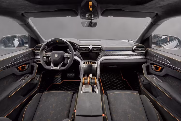 Nửa trước là khu vực đầu tiên của Urus bị phá hỏng. Mansory đã lắp một cản xe mới ấn tượng với bộ chia gió nổi bật và một số cánh gió khí động học. Sau đó, nó được trang trí toàn bộ phần đầu xe bằng một kiểu sơn dường như mô tả hàng nghìn mắt xích nhỏ được kết nối với nhau. Cũm đèn DRL có hình dạng tương tự như Revuelto, là một điểm nhấn đẹp.
