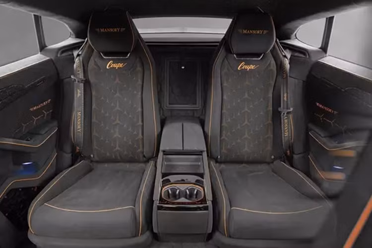 Các sửa đổi tiếp tục ở hai bên hông xe. Mansory đã đẩy trụ B lùi lại 200 mm và kéo dài cửa trước của Urus, cho phép loại bỏ hoàn toàn cửa sau. Chủ đề liên kết xích tiếp tục trên đường vai, dọc theo váy bên của khách hàng và tô điểm cho các cửa hút gió bên mới. Bánh xe mới cũng được trang bị khóa trung tâm nằm trên kẹp phanh sơn màu cam.