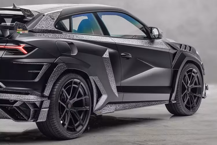 Hãng độ Mansory cũng đã lắp thêm ghế mới, đèn LED kiểu sao ở trần xe, thảm da chần và thảm sàn có lẽ đắt hơn cả những chiếc xe đầu tiên của hầu hết mọi người.