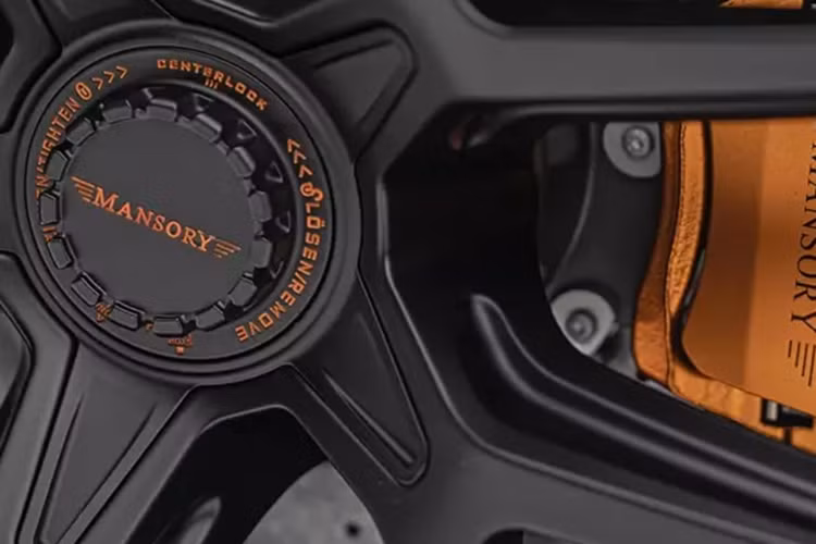 Bên trong, xe được trang bị đầy đủ nội thất Mansory. Alcantara đen phủ lên ghế, tấm ốp cửa, trụ, đường hầm truyền động và trần xe, được bù đắp bằng đủ đường khâu và đường viền màu cam để nhắc nhở bạn rằng, đúng vậy, ai đó đã trả thêm tiền cho điều này.