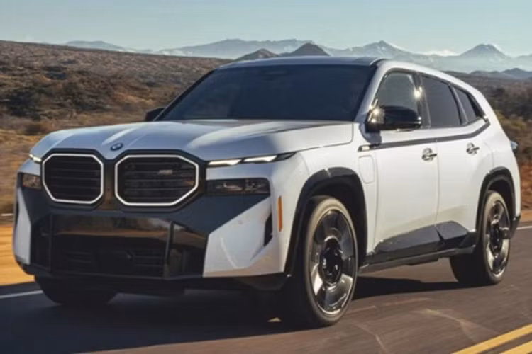 Theo đó, mức giá xe BMW XM 50e 2024 khởi điểm là 139.800 USD (tương đương khoảng 3,41 tỷ đồng), rẻ hơn đáng kể so với BMW XM bản thường. Nằm dưới nắp capo của BMW XM 50e là động cơ I-6 3.0L tăng áp kết hợp cùng mô-tơ điện, đi kèm hộp số tự động 8 cấp cho tổng công suất lên tới 469 mã lực và mô-men xoắn 700 Nm.