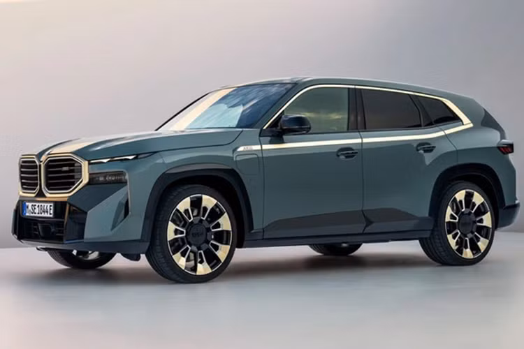 Dù có vẻ thua kém về tốc độ, mẫu xe SUV BMW XM 50e 2024 lại ghi điểm ở khả năng tiết kiệm nhiên liệu. Xe có phạm vi hoạt động thuần điện là 83 km và chỉ tiêu thụ trung bình 1,3 lít/100 km khi chạy kết hợp xăng - điện.