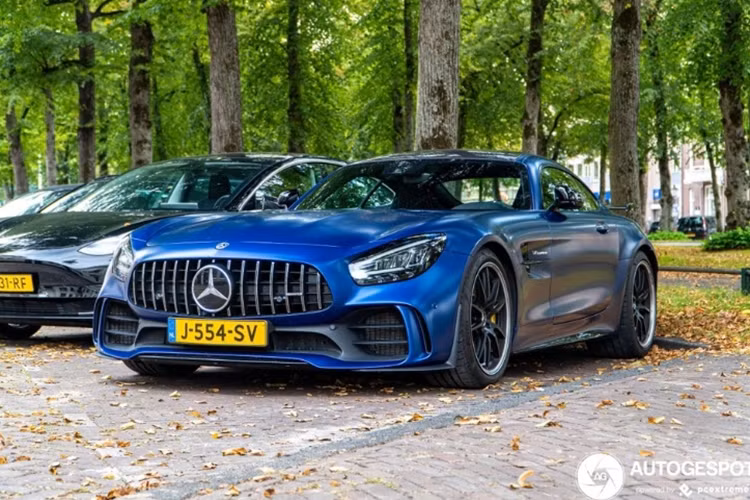 Theo một số nhân chứng tại hiện trường, chiếc Mercedes-AMG GT R bị mất lái và lao thẳng xuống một con kênh. Ngay sau khi nhận được tin báo, lực lượng chức năng đã có mặt tại hiện trường để làm công tác trục vớt chiếc xe. Rất may mắn, vụ tai nạn không làm ai bị thương nhưng chiếc xe có lẽ sẽ bị hư hại đáng kể do bị chìm sâu trong nước.