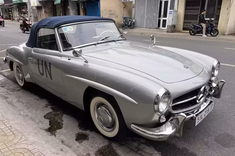 Nói về đam mê sưu tập xe của ông Đặng Lê Nguyên Vũ, trong vài tháng trở lại đây ông ưu tiên săn đón nhiều mẫu xe cổ nhiều hơn là siêu xe, đơn cử như 1 chiếc xe Mercedes-Benz 190 SL cực hiếm vừa mới được doanh nhân này cầm lái xuống đường.