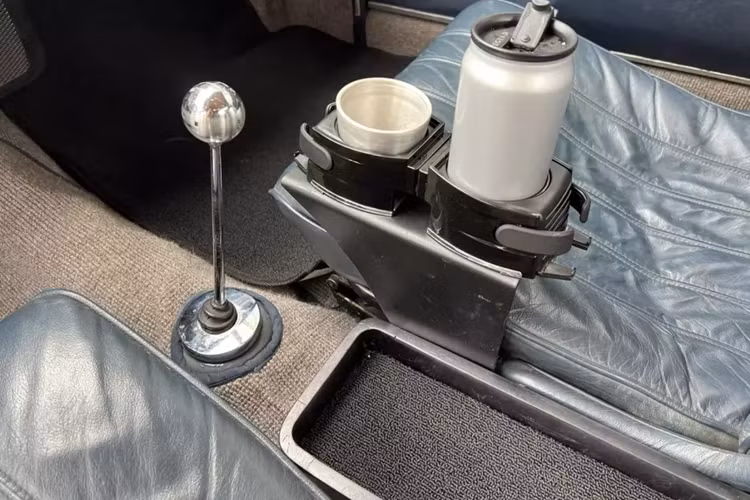 Thay vì khung gầm ống W198 chuyên dụng đắt tiền của 300 SL, cấu trúc R121 của 190 SL sử dụng sàn xe đơn nhất được rút ngắn được sửa đổi từ xe saloon cơ sở W121.