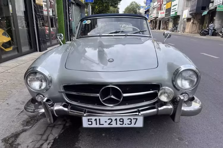 Chiếc Mercedes-Benz 190 SL thứ 2 được ông Đặng Lê Nguyên Vũ cầm lái ra đường có nội thất khá nguyên bản, các ghế ngồi cũng đã chịu tác động không nhỏ bởi thời gian, xe cũng không được độ thêm máy lạnh, nhưng bắt buộc gấn thêm hộc đựng cốc và gạt tàn xì gà, 2 thứ không thể thiếu trên các xe sẽ được "vua cà phê" Việt Nam hay cầm lái ra đường.