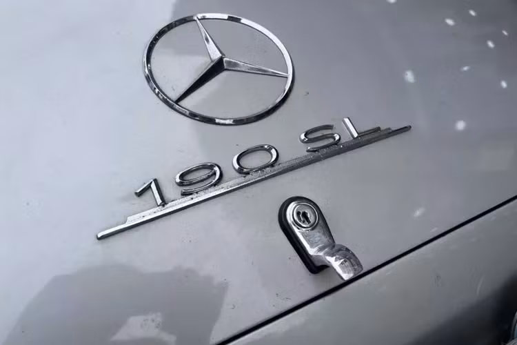 Xe thể thao Mercedes-Benz 190 SL mui trần được trang bị khối động cơ 4 xi-lanh thẳng hàng SOHC nạp khí tự nhiên, dung tích 1.9 lít, trái tim này dựa trên động cơ của huyền thoại cửa cánh chim Mercedes-Benz 300 SL nhưng bị bỏ bớt đi 2 xi-lanh.
