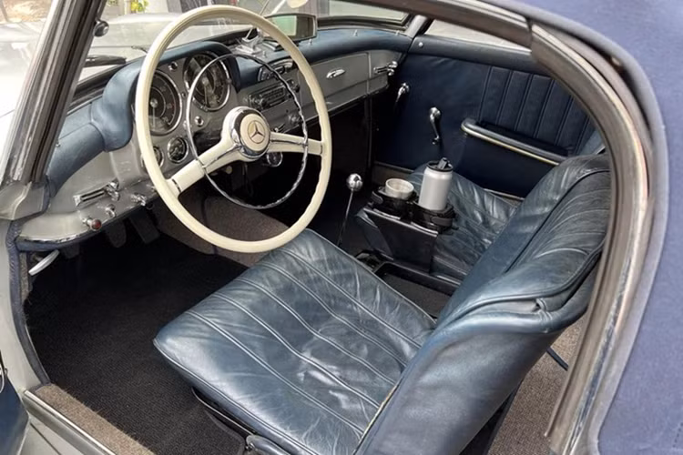 190 SL là một sự thay thế hấp dẫn và giá cả phải chăng hơn cho chiếc Mercedes-Benz 300 SL đang có giá bán vài triệu đô la hiện nay, nó chia sẻ kiểu dáng cơ bản, kỹ thuật, chi tiết và hệ thống treo hoàn toàn độc lập. Cả hai chiếc xe đều có xương đòn kép ở phía trước và trục xoay ở phía sau.