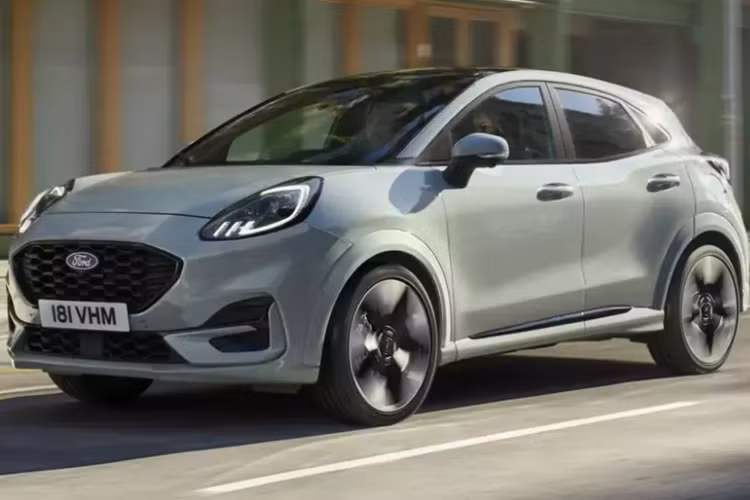 Ford Puma 2024 nâng cấp được trang bị tạo hình mới bên trong cụm đèn pha LED. Trong đó, đèn pha với công nghệ Dynamic Matrix LED là trang bị tùy chọn của mẫu SUV cỡ B này. Tiếp đến là lưới tản nhiệt cải tiến và logo của hãng Ford được thay đổi vị trí khiến Puma mới trông giống người anh em Fiesta đã bị "khai tử".