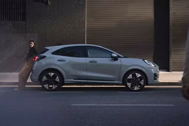 Vào cuối năm nay, xe sẽ được bổ sung phiên bản thuần điện mới mang tên Ford Puma Gen-E. Ngoài động cơ, Puma Gen-E còn có bộ body kit khác biệt và lưới tản nhiệt đóng kín. Tại thị trường châu Âu, Ford Puma 2024 có 4 bản trang bị, bao gồm Titanium, ST-Line, ST-Line X và ST.