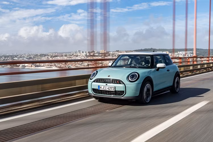 Trong quá trình di chuyển và dừng xe, tính năng Active Cruise Control trên MINI Cooper S 2024 mới giúp người lái thoải mái hơn bằng cách tự động giữ khoảng cách với xe phía trước và liên tục theo dõi giữ khoảng cách với xe phía trước.