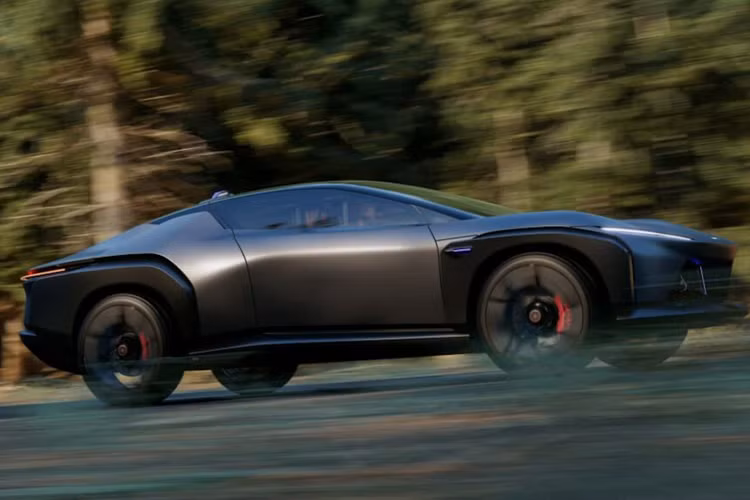 Nội thất của Italdesign Quintessenza hoàn toàn mới cũng được thiết kế với một ngăn đựng đồ và một tủ lạnh mini đủ lớn để chứa một chai rượu và hai chiếc ly thủy tinh. Theo bản Concept, phần mui sau của xe có thể được tháo bỏ, xoay hàng ghế sau và người dùng sẽ có một trải nghiệm “ngắm sao” khi có một không gian mở.