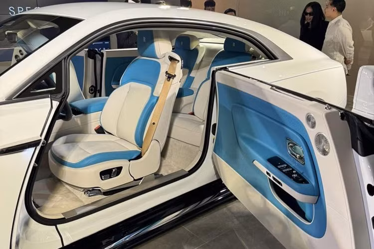 Xe điện Rolls-Royce Spectre của Minh Nhựa cũng là chiếc đầu tiên xuất hiện tại Việt Nam, cho thấy độ chịu chơi của thiếu gia ngành nhựa này. Như vậy, sau Phantom, Ghost và Cullinan, Spectre là cái tên mới nhất trong bộ sưu tập xe Rolls-Royce của con trai đại gia Phạm Văn Mười.
