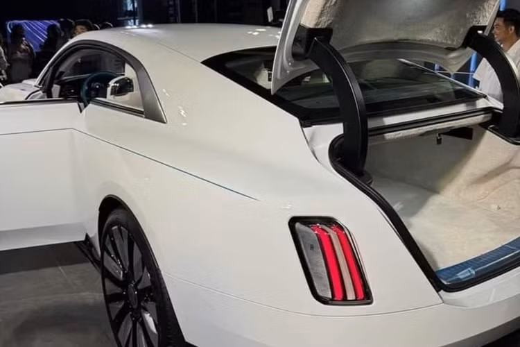Chiếc xe coupe siêu sang chạy điện điện Rolls-Royce Spectre đầu tiên tại Việt Nam của Minh Nhựa có ngoại thất màu trắng, trước đó, anh cũng chọn mua 1 chiếc xe Rolls-Royce khác là Cullinan mang màu trắng, chỉ là xe mua nhập ngoài, sau hơn 3 năm không thể ra được biển số.