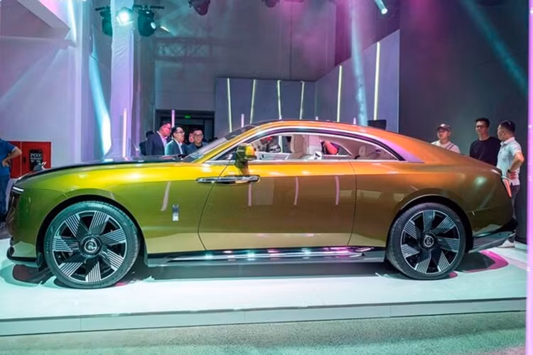 Nội thất chiếc xe Rolls-Royce Spectre của Minh Nhựa có màu trắng-xanh. Khác với những chiếc xe siêu sang Rolls-Royce mà Minh Nhựa sở hữu trước đó được mệnh danh "uống xăng như nước lã"