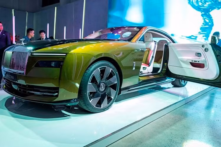 Rolls-Royce Spectre có giá từ 18 tỷ đồng tại Việt Nam, chưa bao gồm các tùy chọn thêm... Rất có thể, giá lăn bánh của xe Rolls-Royce Spectre đầu tiên ở nước ta phải trên 28 tỷ đồng.
