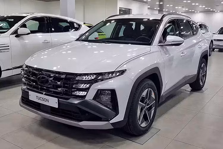 Hai con số tương ứng của động cơ xăng tăng áp 1.6L là 180 mã lực và 265 Nm. Các động cơ này đi với hộp số tự động 6 cấp, hộp số tự động 8 cấp hoặc hộp số tự động ly hợp kép DCT 7 cấp. Giá xe Hyundai Tucson 2025 vẫn còn là ẩn số nhưng dự kiến sẽ tăng so với phiên bản cũ.