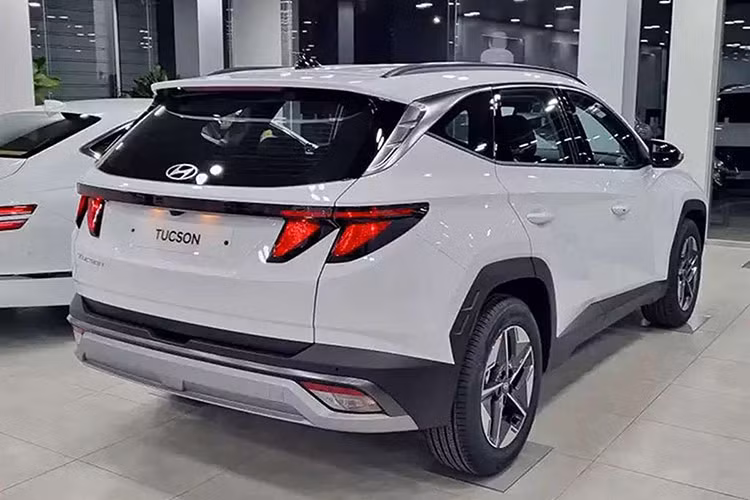 Thông tin về động cơ của Hyundai Tucson 2025 tại Việt Nam chưa được hé lộ. Tuy nhiên, sẽ không bất ngờ nếu xe vẫn dùng 3 loại động cơ cũ. Đầu tiên là động cơ xăng 2.0L với công suất tối đa 156 mã lực và mô-men xoắn cực đại 192 Nm. Thứ hai là động cơ diesel 2.0L, cho công suất tối đa 186 mã lực và mô-men xoắn cực đại 416 Nm.
