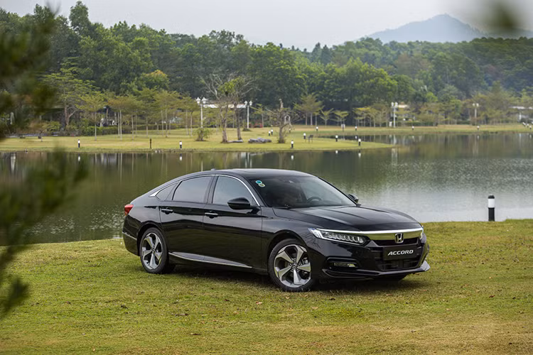 Cuối cùng là những tính năng an toàn chủ động ADAS nằm trong gói Honda Sensing, bao gồm hệ thống phanh giảm thiểu va chạm, hệ thống kiểm soát hành thích ứng bao gồm dải tốc độ thấp, hệ thống đèn pha thích ứng tự động, hệ thống giảm thiểu chệch làn đường và hệ thống hỗ trợ giữ làn đường.