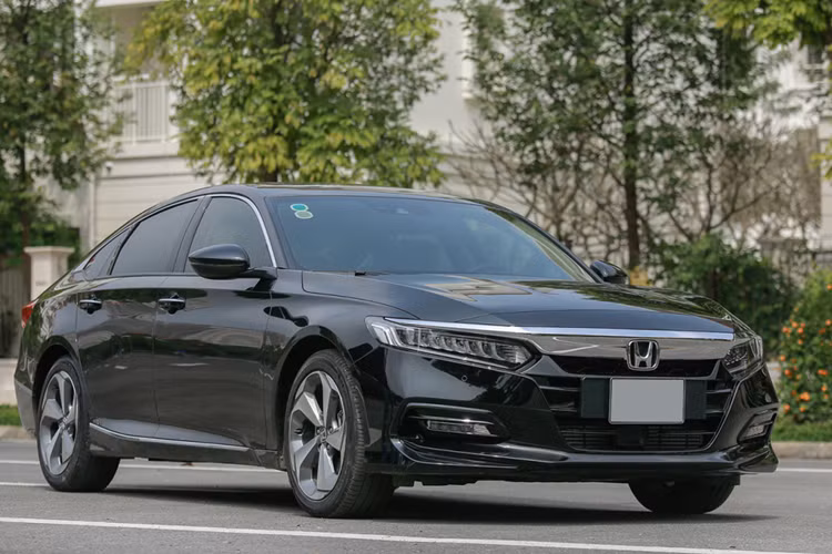 Có thể nói, Honda Accord là một trong những mẫu xe có mức giảm giá cao nhất tại thị trường Việt Nam hiện nay. Tuy là ô tô phổ thông nhưng mẫu xe này được ưu đãi sâu không kém những chiếc xe sang như BMW hay Mercedes-Benz.