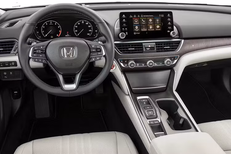 Với kết quả này, Honda Accord không chỉ thua mọi đối thủ cùng phân khúc mà còn lọt top bán kém nhất toàn thị trường. Có một số nguyên nhân dẫn đến doanh số thấp của Honda Accord. Một trong số đó là giá bán cao, lên đến 1,319 tỷ đồng.