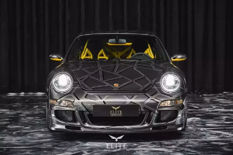  Porsche 911 GT3 và GT3 RS từ lâu đã giữ vị trí là biểu tượng của thế giới xe thể thao, được ca ngợi vì mạnh mẽ, cảm giác lái thú vị và sức hấp dẫn không thể phủ nhận. Mặc dù không có gì ngạc nhiên khi những chiếc xe đã qua sử dụng thường có giá cao, nhưng chiếc xe nghệ thuật GT3 độc nhất này đưa mọi thứ lên một tầm cao mới với mức giá chào bán là 2 triệu USD.