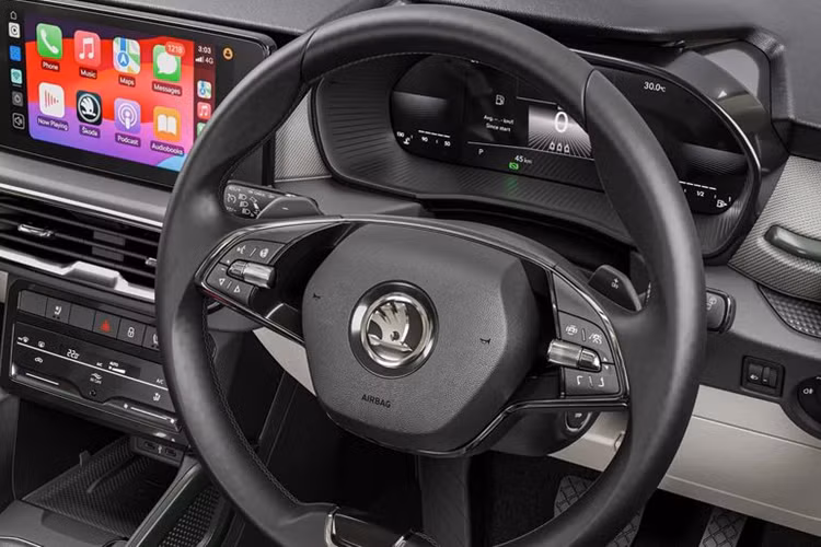 Hệ thống tính năng an toàn cũng được Skoda chú trọng khi thiết kế Kylaq với 25 tính năng an toàn tự động và thụ động (lên đến 35 tính năng ở một số phiên bản), mặc dù chúng không bao gồm bất kỳ công nghệ hỗ trợ lái tinh vi nào.