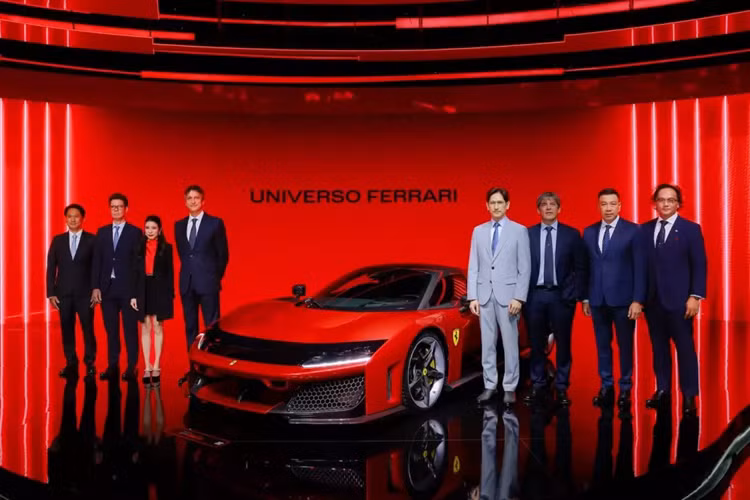 Vào tháng 10 vừa qua, hãng siêu xe Ferrari đã chính thức vén màn siêu phẩm tiếp theo sau bộ 5 huyền thoại bao gồm 280 GTO, F40, F50, Enzo và LaFerrari, họ gọi nó là Ferrari F80 2024 mới chỉ sản xuất 799 xe, giá 3,9 triệu USD (khoảng 92,7 tỷ đồng), trở thành 1 trong các xe Ferrari mạnh nhất.