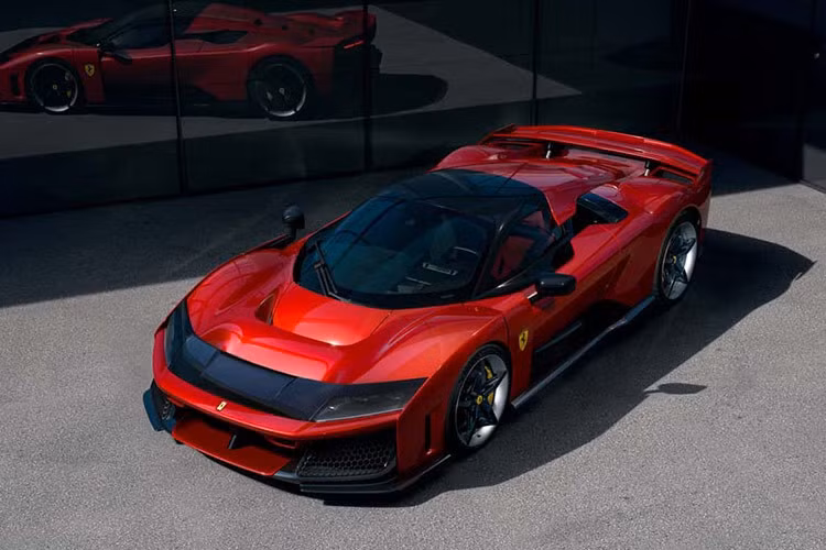 Ferrari F80 dùng máy F163CF sử dụng động cơ V6 120 độ có liên quan đến động cơ trong cả 296 GTB và 499P giành chiến thắng tại Le Mans. Nhưng thay vì động cơ đốt trong 296 tạo ra công suất 654 mã lực, bộ phận ICE không nặng hơn của F80 tạo ra công suất tới 888 mã lực và mô-men xoắn tăng từ 546 lb-ft (740 Nm) lên 850 Nm.