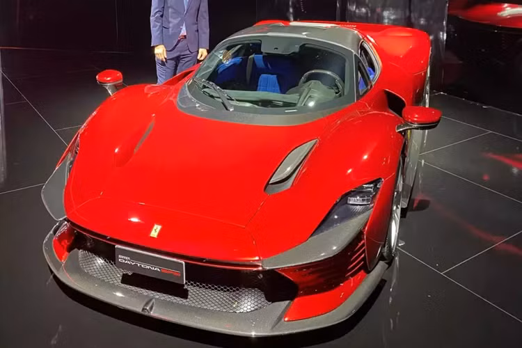 Như vậy Thái Lan là đất nước đầu tiên ở châu Á được giới thiệu siêu phẩm Ferrari F80 triệu đô, nhiều khả năng đất nước này sẽ có 1 suất mua siêu phẩm này, trong tổng số 799 xe được sản xuất trên toàn thế giới.