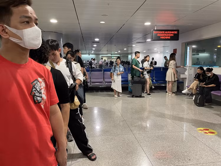 Khách nhập cảnh Tân Sơn Nhất lóng ngóng trước thủ tục tự động - Hình 3 Khach nhap canh Tan Son Nhat long ngong truoc thu tuc tu dong-Hinh-3