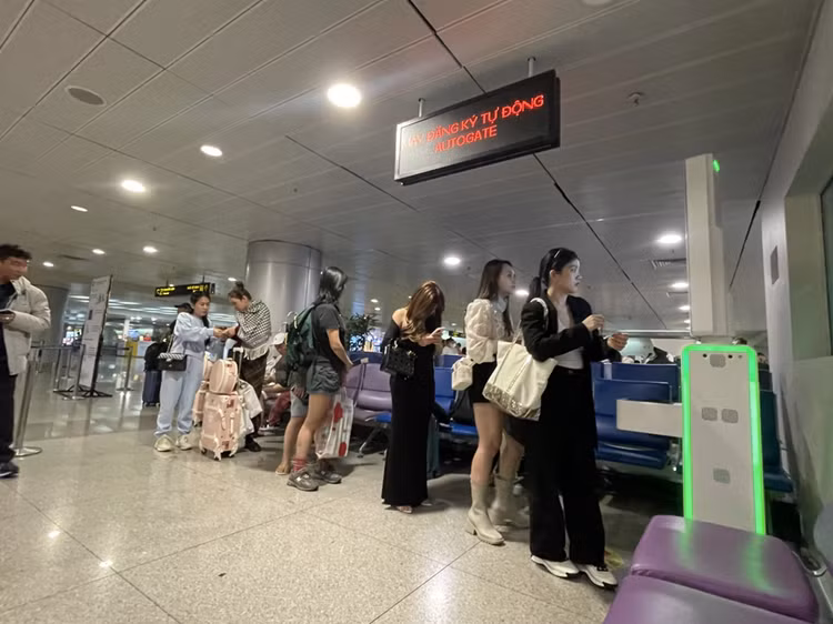 Khách nhập cảnh Tân Sơn Nhất lóng ngóng trước thủ tục tự động - Hình 2 Khach nhap canh Tan Son Nhat long ngong truoc thu tuc tu dong-Hinh-2