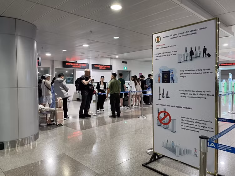 Khách nhập cảnh Tân Sơn Nhất lóng ngóng trước thủ tục tự động Khach nhap canh Tan Son Nhat long ngong truoc thu tuc tu dong