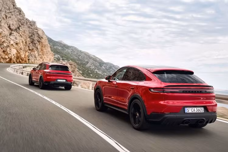 Mức giá xe Porsche Cayenne 2025 khởi điểm là 86.695 USD (tương đương 2,21 tỷ đồng), tăng 5.845 USD. Trong khi đó, biến thể cao cấp nhất là Cayenne Turbo GT có giá lên tới 205.795 USD (khoảng 5,2 tỷ đồng).