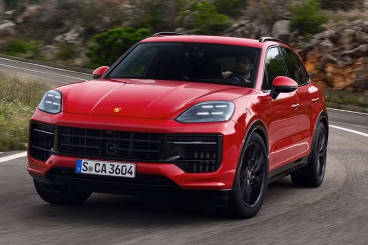 Cụ thể trên mẫu xe SUV Porsche Cayenne 2025, một số trang bị bao gồm đèn viền nội thất, camera quan sát xung quanh hỗ trợ đỗ xe chủ động, hệ thống lọc không khí và cửa hít sẽ có mặt trên tất cả các phiên bản của Cayenne, thay vì là tùy chọn nâng cấp như ở phiên bản trước.