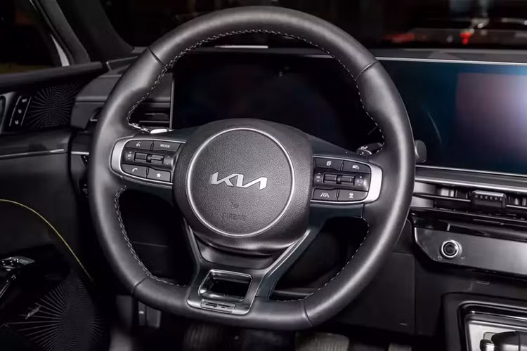 Ở bản GT, Kia K5 mới có thêm hệ thống âm thanh Bose, ghế lái chỉnh điện 10 hướng, chìa khóa kỹ thuật số, sưởi vô lăng và gương chiếu hậu gập điện. Hệ thống kiểm soát hành trình thích ứng dựa trên định vị, công nghệ hỗ trợ lái trên cao tốc, camera 360 độ và hỗ trợ tránh va chạm khi lùi đỗ xe cũng là trang bị tiêu chuẩn của Kia K5 GT 2025.